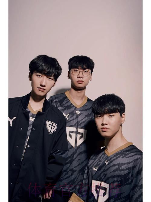 为新队服做宣传,GEN官方分享Chovy新队服自拍图 为新队服做宣传,GEN官方分享Chovy新队服自拍图