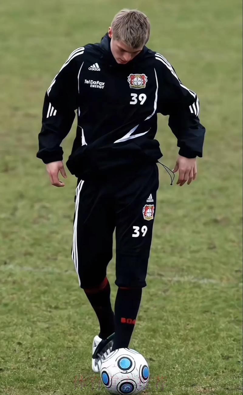 克罗斯跨年夜更新社媒：祝所有人2022年快乐！