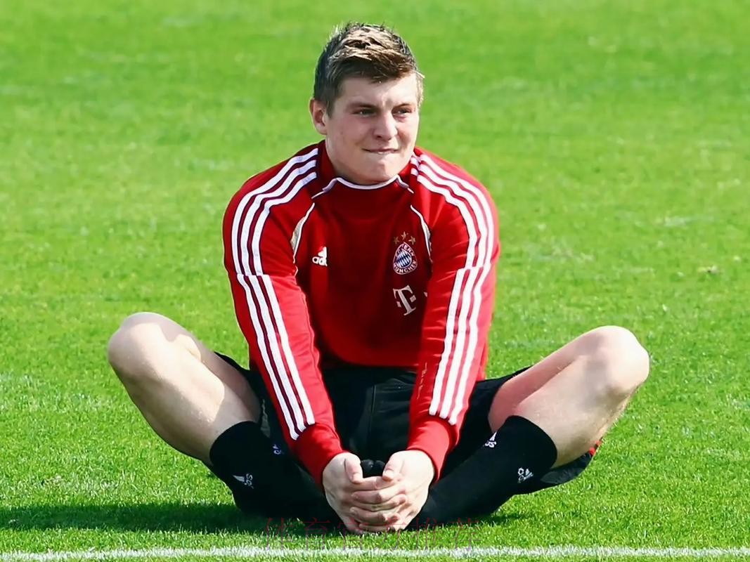 克罗斯跨年夜更新社媒：祝所有人2022年快乐！